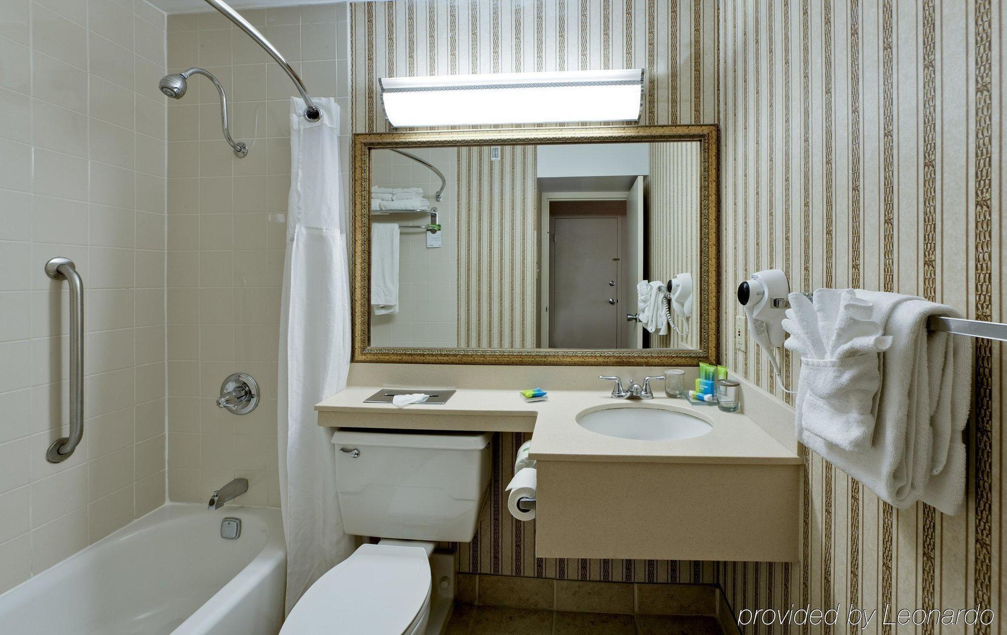 Radisson Rochester Airport Room photo